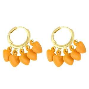 Détail de créoles dorées ornées de cinq breloques cœurs orange vif au design symétrique