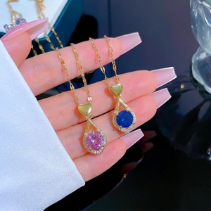 Collier de luxe en acier titane avec pendentif cœur et zircone larme doré