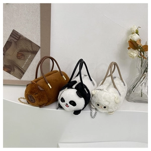 Dettaglio delle borse cilindriche in peluche con motivi di capibara, panda e pecora