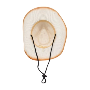 Détail d'un chapeau de paille tressé avec bordure contrastée et mentonnière noire réglable