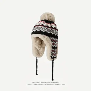 Détail du bonnet en tricot avec motif jacquard et doublure épaisse en fausse fourrure