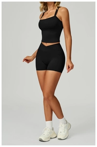 Gros plan sur le short de yoga noir taille haute avec poche latérale et taille croisée