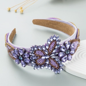 Dettaglio del cerchietto barocco di lusso con cristalli viola e ricami floreali di perline