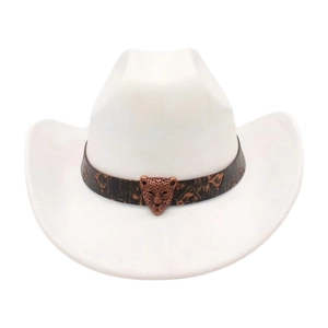 Dettaglio di un cappello da cowboy in camoscio bianco con fascia leopardata e stemma