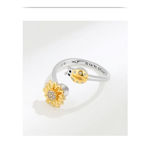 Dettaglio macro dell'incisione 'You are my sunshine' su anello girasole e coccinella