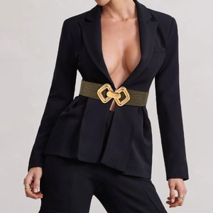 Large ceinture élastique pour femme avec boucle en métal doré sur veste noire