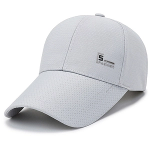 Hellgraue, atmungsaktive Mesh-Baseballkappe mit silbernem Logo für Sonnenschutz