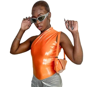 Schicker ärmelloser Body aus orangefarbenem Kunstleder mit passender Mini-Tasche für Damen