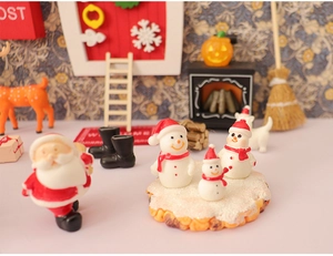 Set decorazioni natalizie in miniatura con Babbo Natale, pupazzi di neve e renna