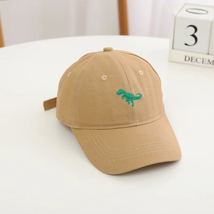 Détail d'une casquette de baseball en coton kaki pour enfants avec broderie dinosaure