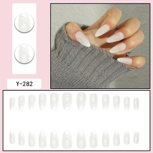 Faux ongles amande blanc translucide avec rayures diagonales blanches, lot de 24pcs