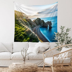 Tapisserie paysage marin dans un salon minimaliste avec canapé blanc et sol en bois
