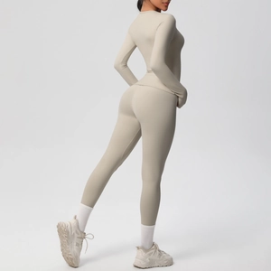 Dettaglio del tessuto set yoga beige e design a vita alta con vestibilità aderente
