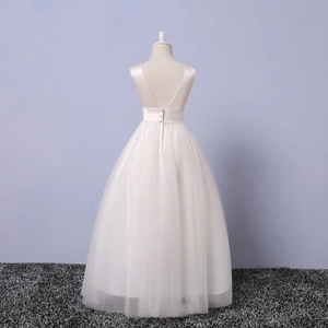 Robe de demoiselle d'honneur blanche en satin et tulle avec dos en V et traîne longue