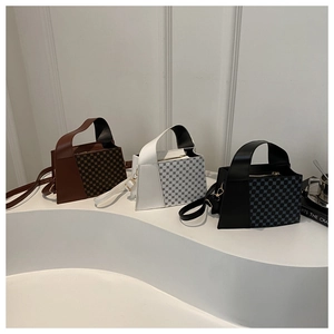 Trois sacs à main trapèze en marron, blanc et noir avec motifs géométriques et poignées