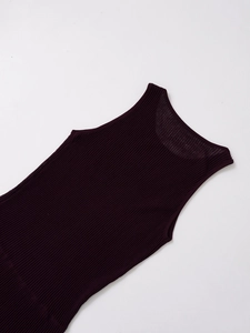 Détail du col sans manches en maille côtelée violet foncé et de l'épaule