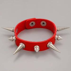 Detailansicht eines roten Punk-Lederhalsbands mit silbernen Metallstacheln und Druckknopf