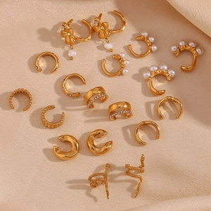 Détails du lot de bagues d'oreilles en acier plaqué or 18K avec perles et cristaux