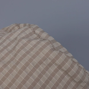 Vue macro du tissu vichy respirant avec coutures fines pour chapeau de soleil femme