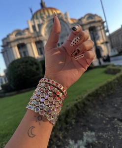 Bracelets élastiques en zircone cœur coloré empilés sur le poignet en extérieur