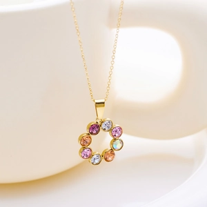 Collar retro dorado con un colgante circular engastado con piedras preciosas de colores