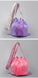 Dettaglio della borsa a secchiello intrecciata con nappe e tracolla jacquard etnica