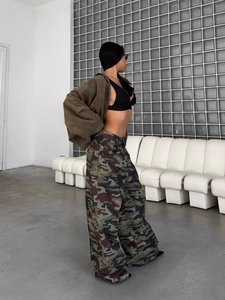 Pantalon cargo camouflage femme taille basse avec coupe large et style vintage américain