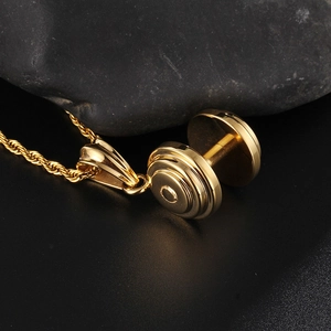 Collier pendentif haltère doré pour homme avec chaîne tressée sur une roche noire