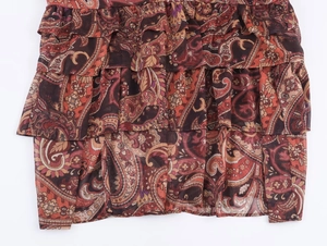 Détail des couches de mousseline à imprimé cachemire avec bordure à volants chic