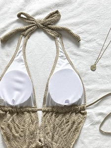 Detail eines beigen strukturierten Bikini-Oberteils mit Neckholder und Brustpolstern