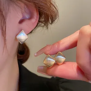 Boucles D'oreilles Créoles Géométriques Losange Cuivre Brossé Plaqué Or Véritable Avec Tige En Argent Design Épuré