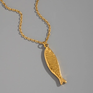 Gros plan du pendentif carpe koi doré avec détails d'écailles sur une chaîne en O minimaliste