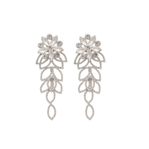 Boucles d'oreilles fleur argentée avec strass scintillants et longs pendentifs à glands