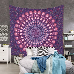 Vue détaillée d'une grande tapisserie mandala violette sur un mur de chambre moderne