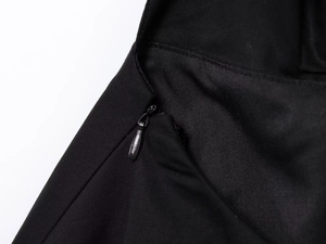 Détail de la fermeture éclair invisible et de la texture sergée du haut dos nu noir