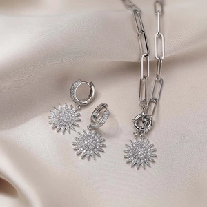 Dettaglio del set collana e orecchini a girasole in argento con zirconi su seta
