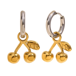 Boucles d'oreilles cerises dorées à l'or 18K avec créoles argentées pour femme sur blanc