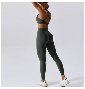 Dettaglio del reggiseno yoga con schiena incrociata e leggings a vita alta con effetto push-up