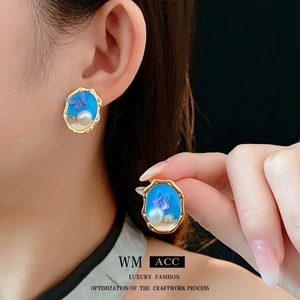 Orecchini ovali vintage dorati con smalto blu, farfalla e perle d'acqua dolce