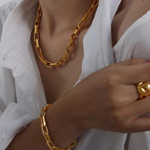 Gioielli Con Collana E Bracciale A Catena A Maglie Grossi In Acciaio Al Titanio Placcato Oro Per Donna