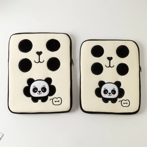 Ricamo dettagliato di panda su custodia beige per laptop con texture in tessuto fine