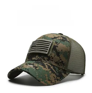 Détail de casquette tactique camo avec patch drapeau US et filet arrière vert