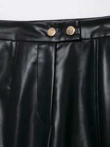 Detail von Kunstlederhose mit hoher Taille, zwei goldenen Knöpfen und vertikaler Naht