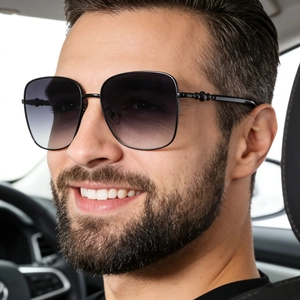 Detailansicht der quadratischen Sonnenbrille mit schwarzem Metallrahmen und Verlaufsglas