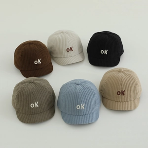 Herbstliche Cord-Baby-Baseballkappen mit ok-Stickerei in sechs verschiedenen Farben