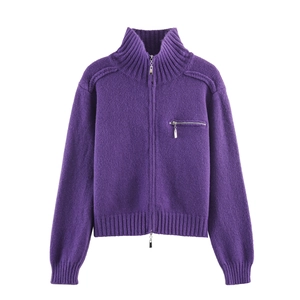 Cardigan in maglia viola scuro con cerniera, collo alto e taschino sul petto