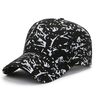 Casquette de baseball style urbain avec graffiti abstrait noir et blanc et visière