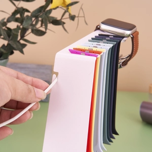 Organizador de silicona rosa para correas de Apple Watch con detalle de cables