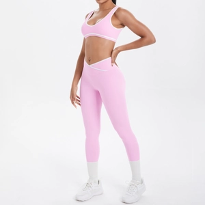 Detail eines rosa Yoga-Sets mit U-Ausschnitt-Oberteil und V-förmiger Crossover-Leggings