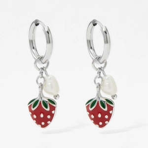 Orecchini a fragola in acciaio inossidabile con perle bianche su sfondo bianco professionale